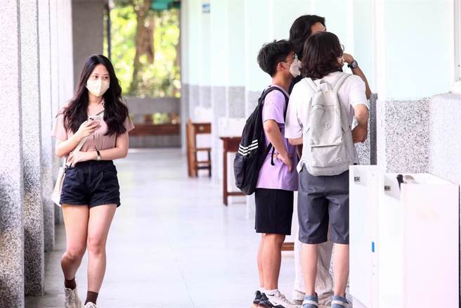 首届的「分科测验」11日登场，一连二天举行考试。10日下午开放考生查看试场。因疫情影响，考生及陪同的家长只能在走廊上看考场，了解考生座位的位置，不能进入考场。（邓博仁摄）