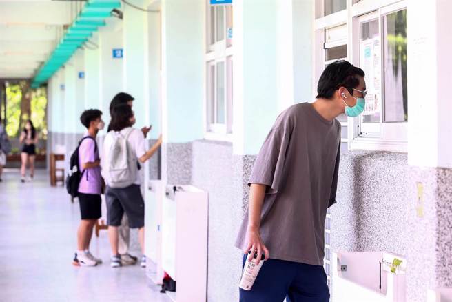 首届的「分科测验」11日登场，一连二天举行考试。10日下午开放考生查看试场。因疫情影响，考生及陪同的家长只能在走廊上看考场，了解考生座位的位置，不能进入考场。（邓博仁摄）
