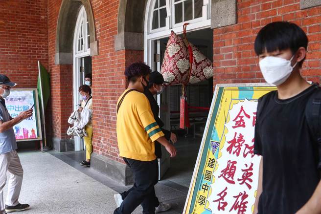 首屆的「分科測驗」11日登場，一連二天舉行考試。10日下午開放考生查看試場。校方貼心的為考生準備「金榜題名」加油字牌，以及大門入口處還有一顆大大的「粽子」高掛在上面，預祝學子們都能「高中」、「包中」。有考生從「高中」下穿過，也有考生伸手摸了一下，期待求得好考運順利「包中」。（鄧博仁攝）