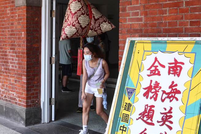 首屆的「分科測驗」11日登場，一連二天舉行考試。10日下午開放考生查看試場。校方貼心的為考生準備「金榜題名」加油字牌，以及大門入口處還有一顆大大的「粽子」高掛在上面，預祝學子們都能「高中」、「包中」。有考生從「高中」下穿過，也有考生伸手摸了一下，期待求得好考運順利「包中」。（鄧博仁攝）