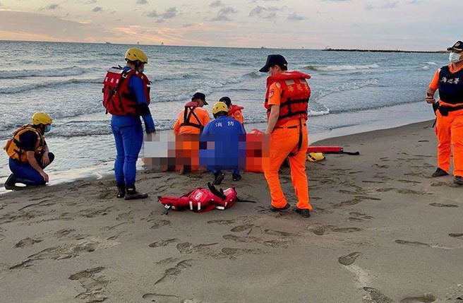 苗栗县竹南警方与后龙消防分队接获报案，偕同海巡人员到场搜索落海男子。（翻摄照片／李京升苗栗传真）