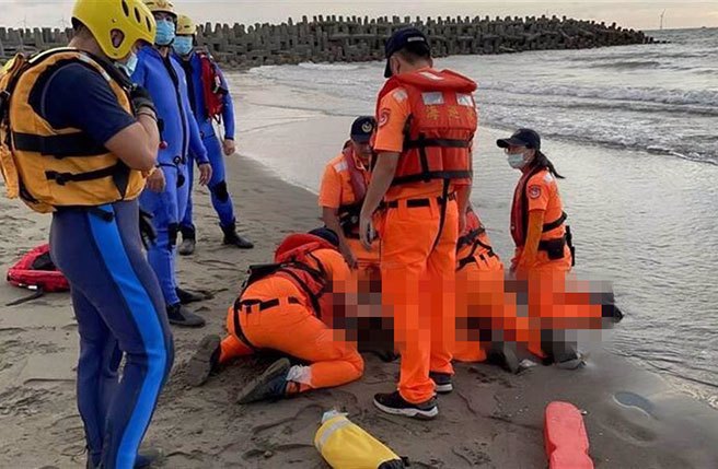 男子被救上岸时已无生命迹象。（翻摄照片／李京升苗栗传真）