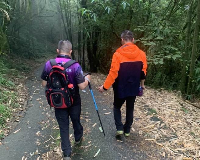 范姓男子獨自登台南市第一高峰大凍山結果迷航，救難人員搜尋2個半小時後順利找到人，並護送下山。（讀者提供／張毓翎台南傳真）