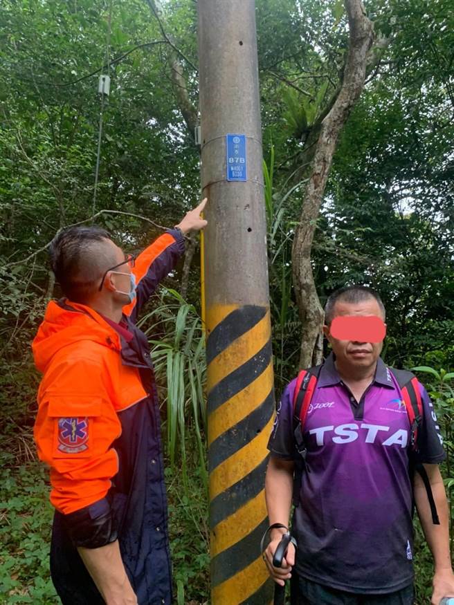 救難人員在嘉義縣大埔鄉南寮山區尋獲范姓男子，所幸他無受傷，意識也清醒。（讀者提供／張毓翎台南傳真）