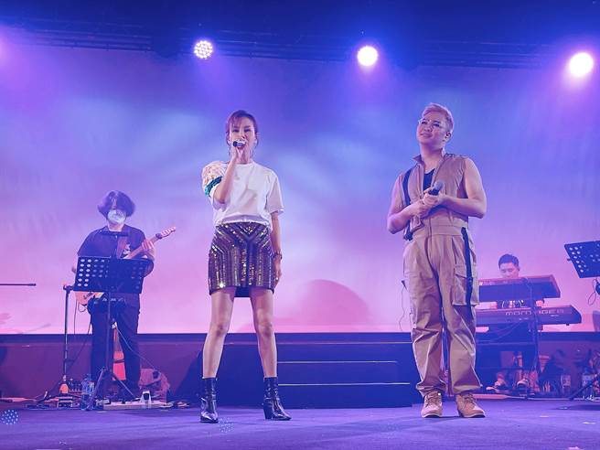 彭佳慧相挺那那担任嘉宾，两人合唱〈满山的花〉（小钢炮娱乐提供）