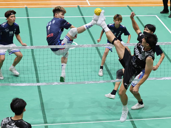 2022第二次全國藤球排名賽，嘉南藥大羅上祐（上左2)與台北眾星地獄犬A隊詹宇庭（下）網前對決。（中華藤協提供）