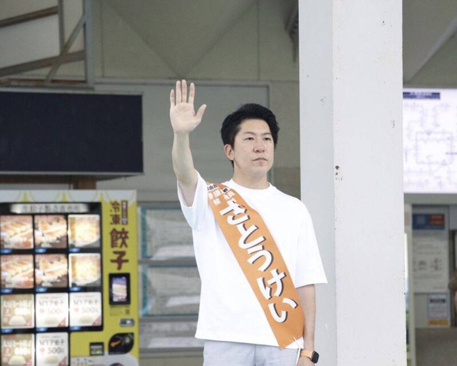 今晚开票结果，佐藤连任成功。(图/截自@AsianboatNews推特)