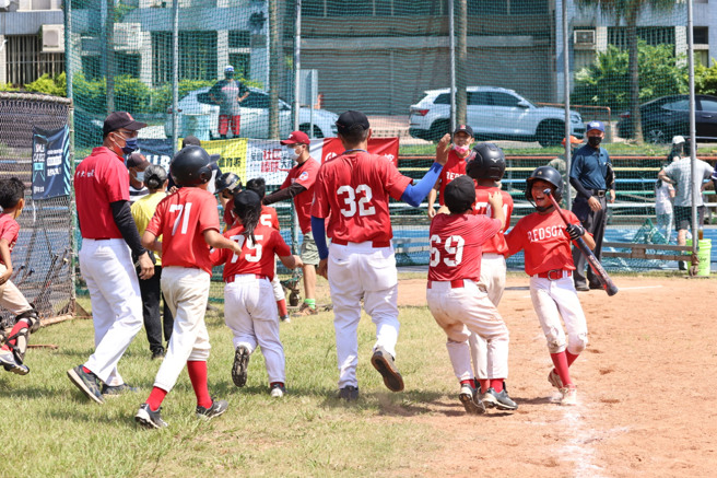 中大红袜逆转晋级，拿下2022年全国社区学生棒球大赛全国赛门票。（台湾世界少棒联盟提供）