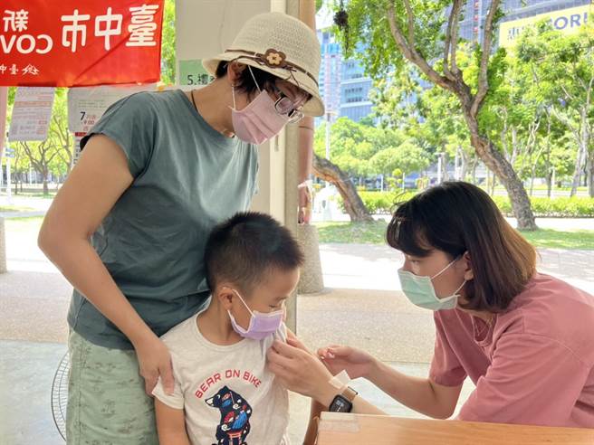 中市昨天开打Novavax疫苗，图为文心森林公园接种站。（医师施胜桓提供）