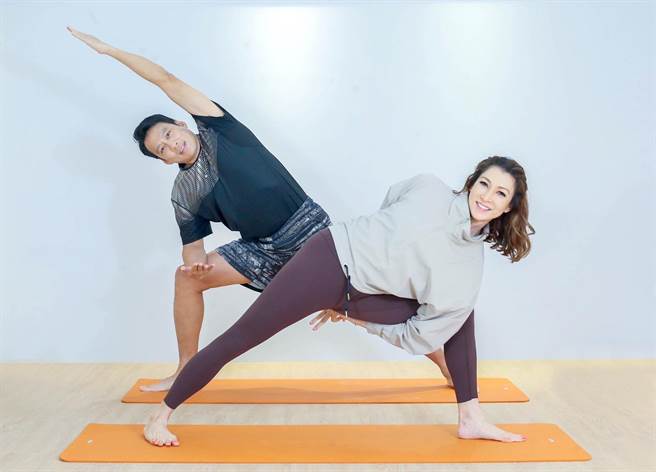 艾力克斯（后）、李咏娴靠运动培养信任感、增添夫妻情趣。（粘耿豪摄）（场地提供：SPACE YOGA天母馆）