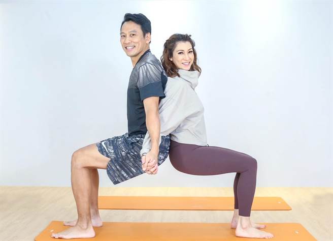 艾力克斯（左）、李咏娴认为保持运动的好习惯，能增强抵抗力。（粘耿豪摄）