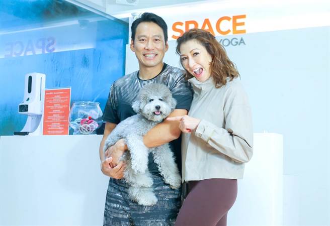 艾力克斯（左）、李咏娴投资瑜伽副业已长达16年。（粘耿豪摄）