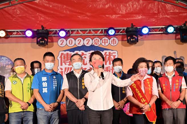 「2022台中市传统艺术巡演活动」今晚在大里区金城宫推出「摇滚庙会」，市长卢秀燕到场参加。（台中市文化局提供／陈淑芬台中传真）