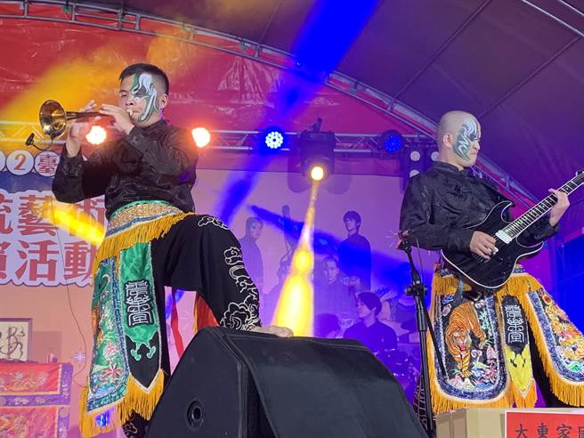 大里区金城宫推出「摇滚庙会」，九天民俗技艺团开演。（台中市文化局提供／陈淑芬台中传真）