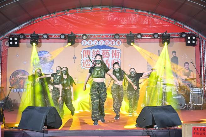 大里区金城宫推出「摇滚庙会」，九天民俗技艺团开演。（台中市文化局提供／陈淑芬台中传真）