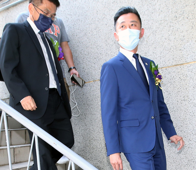 新竹市第10屆代理市長宣誓就職暨交接典禮8日舉行，典禮結束後，代理新竹市長陳章賢（左起）陪同卸任新竹市長林智堅離開會場。（資料照，范揚光攝）