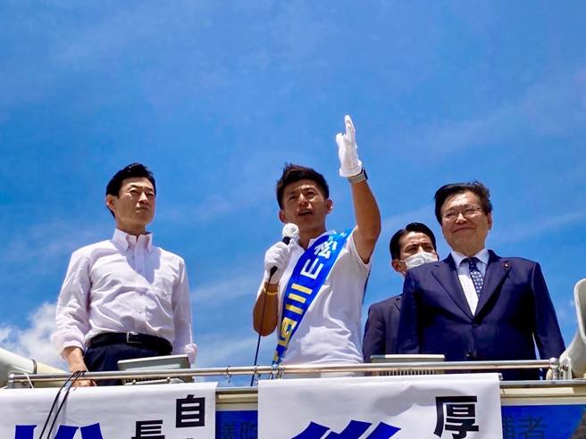 (图中)候选人松山三四六上月(6)现身街头造势。(图/截自松山三四六FB)