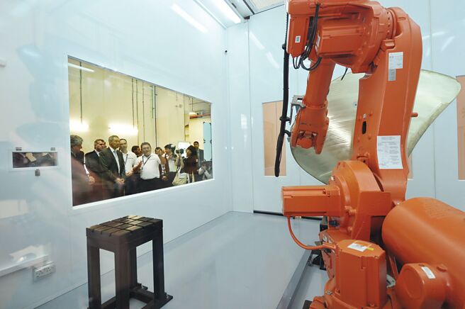 新加坡靠自动化成长图╱新华社