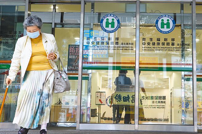 医界人士认为，健保部分负担改革应在疫情趋缓后，约8、9月上路；民团则认为，新制至今仍缺乏对弱势的配套，最好不要上路。（本报资料照片）