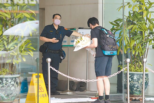 日本前首相安倍晋三遇刺身亡，民眾9日到日台交流协会献花致意，安全人员一一引导民眾将花束送至柜台。（杜宜谙摄）