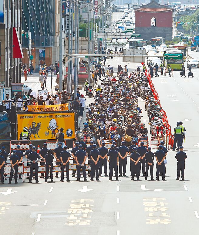 台灣機車路權促進會7月9日發起「交通解禁大遊行」，批評政府在交通政策上歧視機車。（ 圖：季志翔）