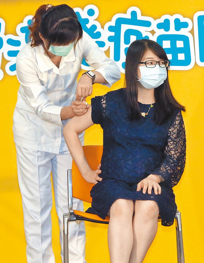 今年公费流感疫苗与新冠疫苗可在同一天接种，医师呼吁新冠疫苗期满可接种第三、第四剂民眾，即早预约规画并赶在秋冬前完成接种，才能在流行期时产生足够保护力。（赵双杰摄）