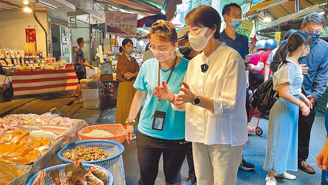北市副市長黃珊珊過去曾因視察市場行程時帶著民眾黨北市議員參選人，遭質疑「母雞帶小雞」，頗有行政不中立，昨赴福德街市場視察，又有民眾黨小雞陪伴在側。（北市府提供／游念育台北傳真）