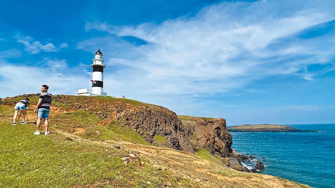 往返台南将军渔港、澎湖南方四岛及七美的蓝色公路已启航。图为南方四岛东吉屿的灯塔地标。（张毓翎摄）