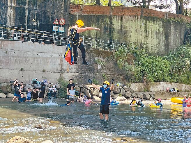 新北市消防局举办「水域安全宣导小学堂」活动，消防人员进行水域救援演练。（王扬杰摄）