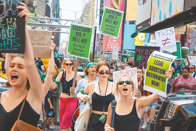 图为7月4日，堕胎权支持者在美国纽约举行示威游行。（新华社）