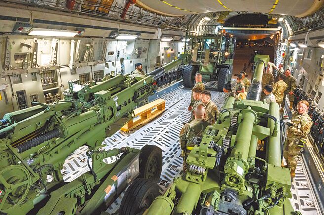 美国总统拜登签署一项价值4亿美元的军援乌克兰新计画，其中包括4套高机动性多管火箭系统（HIMARS）与更多弹药。（摘自美国国防部官网）