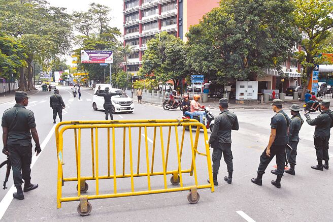 图为5月10日，斯里兰卡安全人员在首都可伦坡街头执勤。（新华社）