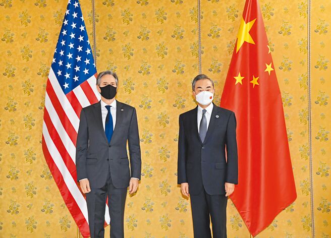 大陆国务委员兼外长王毅（右）9日与美国国务卿布林肯在印尼峇里岛会谈。图为去年10月31日两人在罗马会面。（新华社）