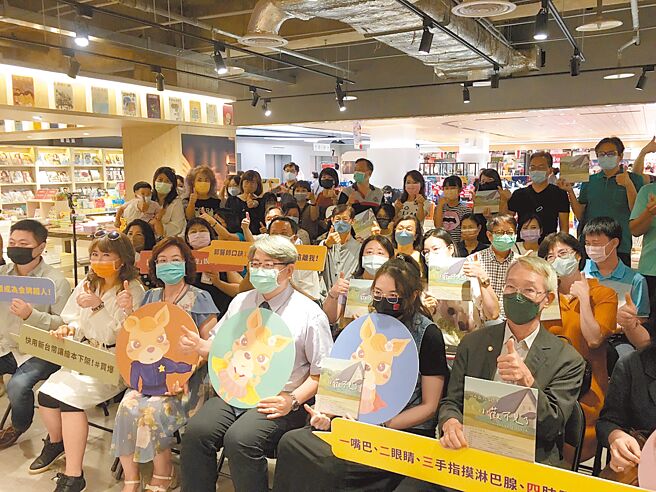 高雄长庚医院儿童内科部教授郭和昌携手抗癌「疗癒系插画家」阿布布思义，出版《小薇不见了：川崎症－教育绘本》，寓教于乐帮助亲子一起认识「川崎症」的疾病。（崔正纲摄）