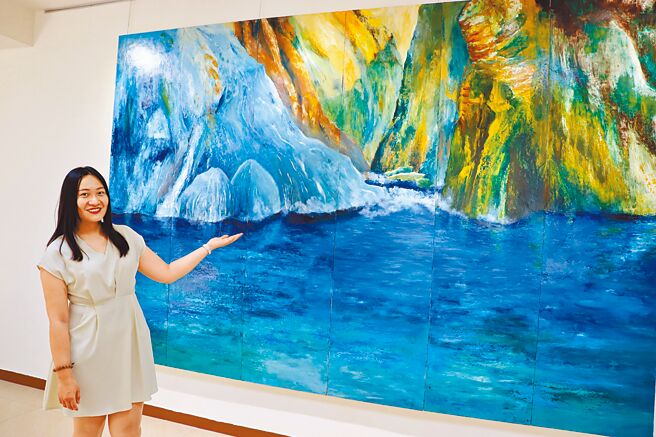 屏东大学视觉艺术系硕士潘佩珊捐蜡彩画「心之所憩─休憩之地」给母校，成为首位捐画给母校典藏的校友。（谢佳潾摄）