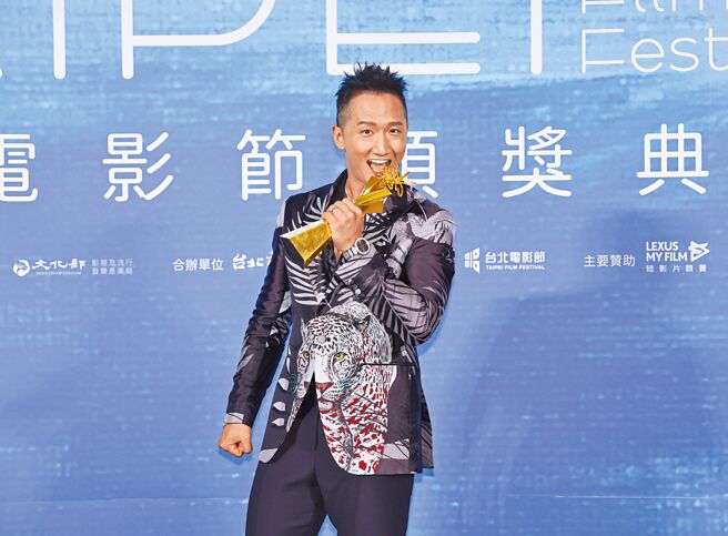 高英轩在演艺圈奋斗多年，终于拿下北影的演员奖项。