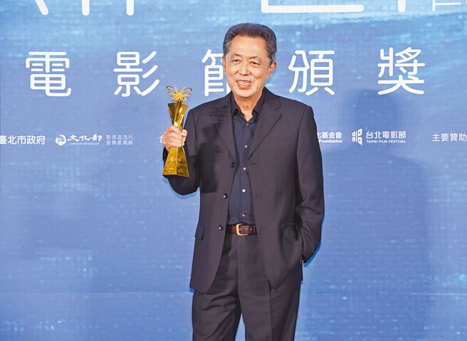 朱延平昨獲頒卓越貢獻獎，笑說感動得哭不出來。