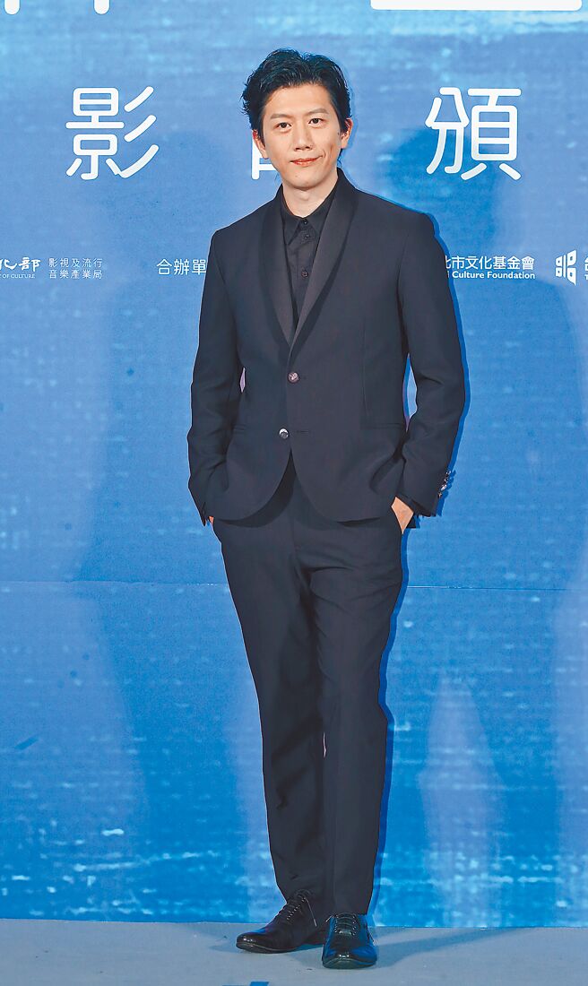 莫子仪昨公布结婚喜讯，开心出席北影颁奖典礼。