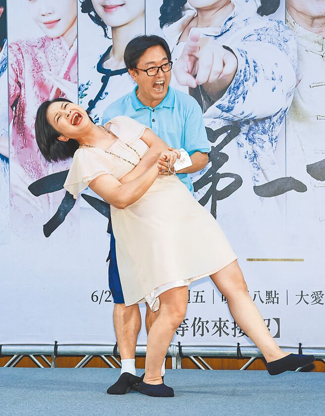 杨贵媚（左）和检场再度演夫妻，昨逗趣合体笑开怀。（罗永铭摄）