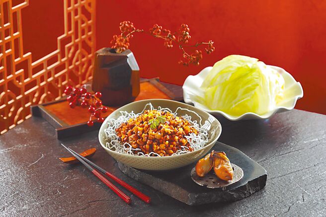 新菜中「鸭肝炒蚝松」（见图）原是顺德名菜。（望月楼提供）