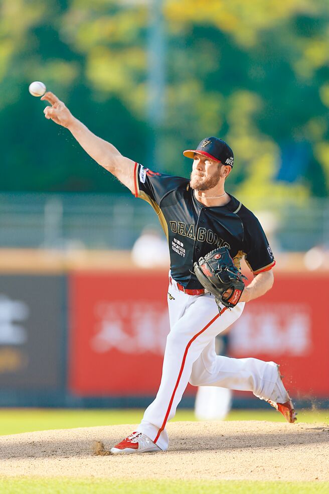 味全龙洋投钢龙（见图）对富邦悍将先发6局仅失1分，拿下本季第6胜。（杜宜谙摄）