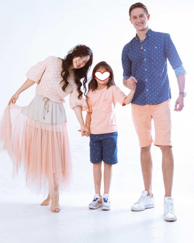 马丁与前妻Shanon及小孩一同去拍全家福，虽离婚但关系仍非常好。（图／取自马丁脸书）