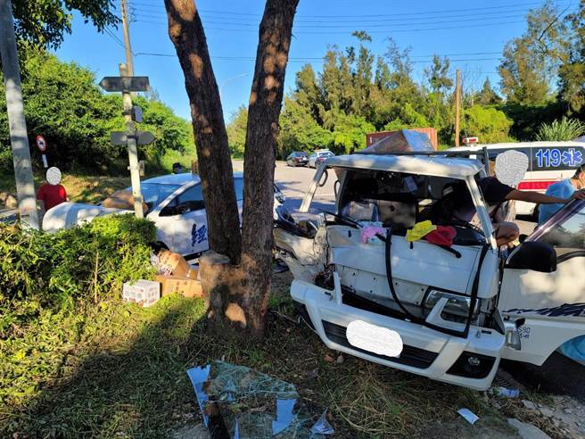 金门1辆满载大学生的租赁自小客车昨天傍晚在5岔路口的料罗圆环路段，与1辆自小货车相撞，共造成5人受伤送医。（警方提供）　