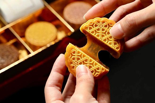 （晶华酒店《赏月》礼盒中全新的「拔丝月饼」，内有如融化起士般牵丝的内馅。图／台北晶华酒店提供）