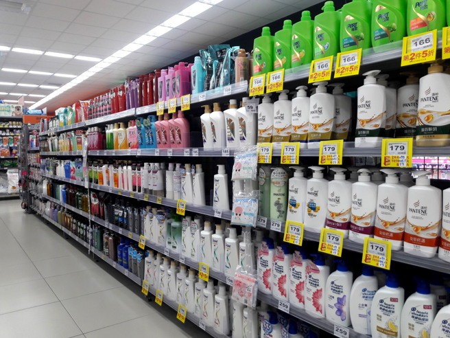 一名女网友表示，浴室的清洁用品用完，会再去卖场买补充包倒入空罐。（图／示意图，达志影像）