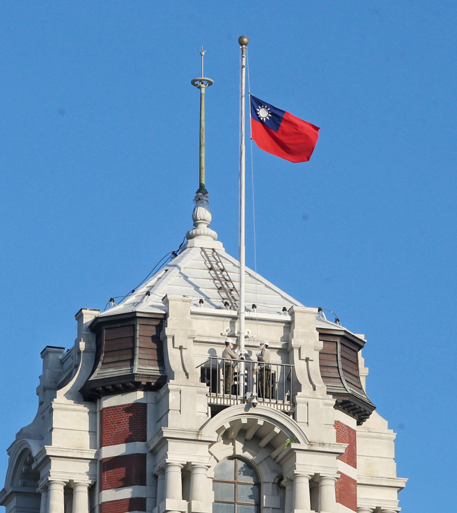 日本前首相安倍晉三遭槍擊不治，蔡英文總統決定，各級政府機關（構）、公立學校11日降半旗1天，以感念日本前首相安倍晉三畢生對台灣的卓著貢獻，總統府升旗完後緩緩降下半旗。（趙雙傑攝）