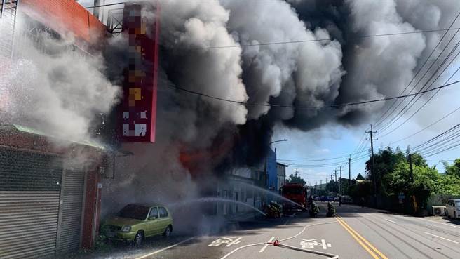 桃园大溪木材加工厂大火无人员受伤受困初步控制火势。(消防局提供／吕筱蝉桃园传真)