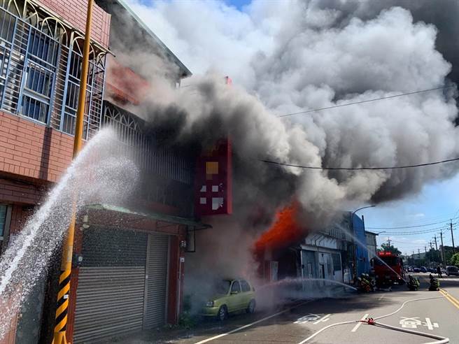 桃园大溪木材加工厂大火无人员受伤受困初步控制火势。(消防局提供／吕筱蝉桃园传真)