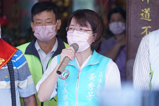 從上午9點開始一連拜了員林4家代表性廟宇，也代表選戰正式起跑，黃秀芳致詞時表示，獲得提名責任重大，但會與鄉親一同努力，希望獲得更多支持。（吳建輝攝）