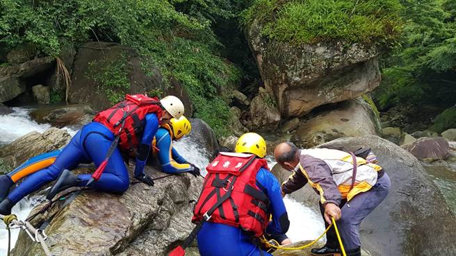 消防人员用绳索救援（翻摄照片／李京升苗栗传真）